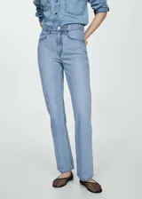 Jeans Matilda de tiro medio y diseño recto, confeccionados en 100% algodón denim. Cuenta con cinco bolsillos, trabillas para cinturón y cierre frontal con cremallera y botón metálico.
