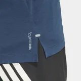 Remera deportiva Adidas de manga corta con cuello redondo, confeccionada en tejido técnico con tecnología Climacool para mayor transpirabilidad. Presenta el logo de la marca en el pecho y las icónicas tres tiras en las mangas, con detalles reflectantes.