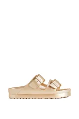 Sandalia tipo Birkenstock de goma color dorado, con doble tira ajustable con hebillas metálicas y suela anatómica.