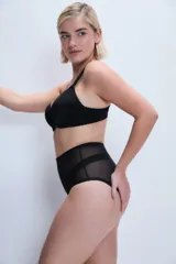 Vedetina de tiro alto con paneles de malla transparente y refuerzo de algodón. Diseño modelador con costuras reforzadas.