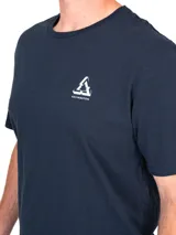 Remera azul marino de manga corta con gran estampado en la espalda que ilustra una escena de rugby junto al texto "Modo imparable".