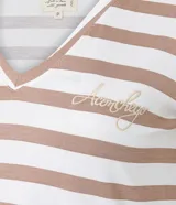 Conjunto de pijama de dos piezas confeccionado en viscolycra con estampado de rayas horizontales en beige y blanco. Incluye una remera de manga corta con cuello en V y bordado 'aconchego' en el pecho, y un short con cintura elástica y lazo ajustable.