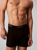 Pack de tres bóxers Calvin Klein de corte brief, color negro, con cintura elástica distintiva de la marca en negro y letras verdes. Confeccionados en algodón elástico para un ajuste cómodo.