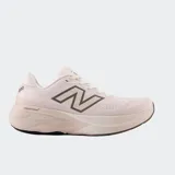 Championes de running New Balance modelo 880, color rosa claro con logo lateral en tono oscuro. Presentan tecnología Fresh Foam X en la entresuela para mayor amortiguación y suela de goma resistente.