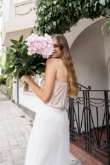 Falda midi de tul color blanco con aplicaciones de perlas distribuidas por toda la prenda, diseño en capas con forro interior y cintura elástica.