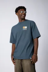 Remera oversize color crema con estampado abstracto en el pecho, inspirado en Claude Monet.