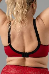 Soutien con aro color rojo, confeccionado en puntilla elastizada con forro interno y espalda en LYCRA® reforzada. Breteles elásticos regulables.