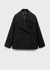 Abrigo corto de corte oversize confeccionado en mezcla de lana, con cuello de solapas con muesca, cierre frontal de doble botonadura y dos bolsillos de ribete laterales.