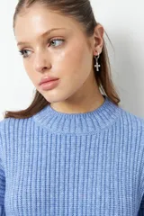 Polera marrón de tejido de punto con cuello alto y corte oversized.