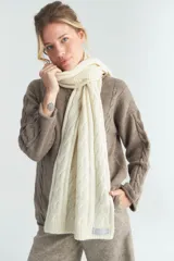 Bufanda larga color marrón claro, tejida en lana con diseño de trenzas.