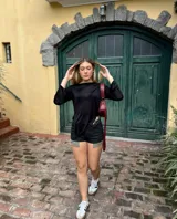 Remera negra de manga larga con tajos laterales y en las mangas.