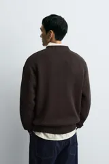 Jersey de corte relajado confeccionado en tejido de algodón. Presenta cuello redondo, manga larga y acabados en rib en puños, cuello y bajo.