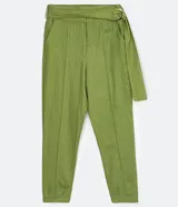 Pantalón carrot de Marfinno en color verde, confeccionado en mezcla de viscosa y lino. Presenta tiro medio, cierre frontal con cremallera, bolsillos, costuras frontales marcadas y detalle de cinturón incorporado con hebilla circular.