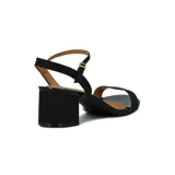 Sandalia de mujer Vizzano color negro, con tiras finas y taco ancho medio. Presenta una tira ajustable con hebilla en el tobillo y una tira frontal sobre los dedos. La suela es de material brillante.