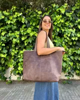Bolso shopper de cuero color marrón caoba, hecho a mano en Uruguay, con detalles de costuras artesanales claras en los bordes y en las asas de hombro.