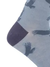 Medias de largo medio confeccionadas en fibra de bambú, con diseño estampado de aves en color azul y detalles en tono oscuro en puntera, talón y puño.