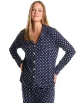 Conjunto de pijama de dos piezas con estampado animal print. La parte superior es una camisa de manga larga con cuello solapa, escote en V, cierre frontal con botones y bolsillo aplicado. El pantalón cuenta con cintura elástica y lazo de ajuste.