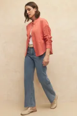 Camisa color salmón de manga larga con detalles de broderie en mangas y espalda.