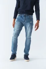 Pantalón jean de calce regular, color celeste con efecto lavado y roturas.