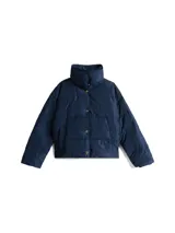 Campera acolchada de corte regular con cuello chimenea, cierre frontal a presión con botones dorados y bolsillos laterales. Presenta un diseño repelente al agua con relleno de plumón y escudo de la marca bordado en el pecho.