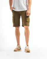 Bermuda cargo color verde militar, con bolsillos laterales con fuelle y solapa.