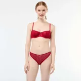 Tanga de encaje rojo con diseño geométrico y bordes festoneados.