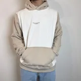 Canguro con capucha de diseño bicolor, combinando paneles en color blanco y beige. Presenta un bolsillo frontal tipo canguro y el logo de la marca bordado en el pecho.