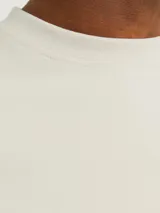Remera de manga corta y cuello redondo con corte holgado, confeccionada en algodón orgánico de tejido suave y elástico.