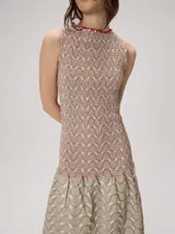 Vestido midi sin mangas de silueta en A y escote redondo, con diseño geométrico de inspiración op art y detalle de fruncido elástico en el cuerpo, confeccionado en algodón.