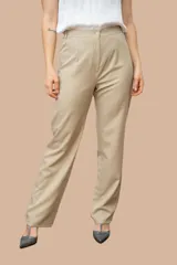 Pantalón de vestir color beige, de corte recto y tiro alto.