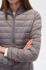 Campera puffer negra de nylon, con cierre frontal y cuello alto.