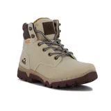 Bota acordonada de caña media color beige, con suela marrón y detalles en marrón oscuro. Presenta el logo de la marca en el lateral y en la lengüeta.