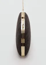 Bolso tipo clutch de diseño semiesférico en color marrón, confeccionado en rafia tejida, con cierre metálico superior a presión dorado y asa de cadena extraíble.