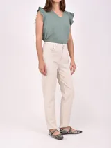 Pantalón jean color crema, de corte recto y tiro alto.