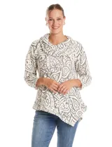 Buzo de tejido soft labrado con estampado floral en tonos blanco y negro. Presenta cuello volcado con detalle de botones decorativos en la solapa, mangas tres cuartos con hombros caídos y ruedo asimétrico con terminación en punta.