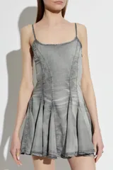 Vestido mini de denim gris con efecto deslavado, tirantes finos, escote redondo y falda acampanada con paneles y pliegues.