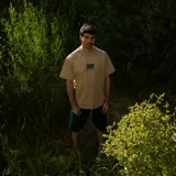 Remerón beige de jersey 100% algodón premium, con bordado verde en el pecho con el número 2017 y la frase "Industria Uruguaya".