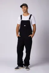 Jardinero de jean en color celeste claro con lavado desgastado. Presenta un diseño clásico con bolsillo frontal en el pecho, breteles regulables con hebillas metálicas y corte relaxed de pierna recta.