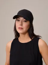 Gorro con visera de lino color negro, con logo bordado en el frente.