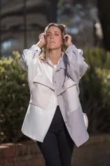 Sobre camisa oversize de paño color blanco y gris.