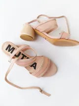 Sandalias de tacón bajo y redondo, con diseño de tiras finas en gamuza y paneles laterales de material translúcido. Cuentan con cierre de pulsera ajustable al tobillo.