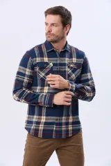 Sobrecamisa de viyela a cuadros en tonos azul, beige y marrón, con dos bolsillos de parche con solapa abotonada en el pecho.