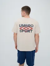 Remera Umbro de manga corta, color celeste, con cuello redondo y el logo de la marca bordado en el pecho.