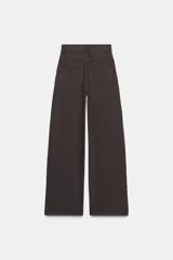 Jeans de tiro alto y estilo extra wide leg, con diseño de cinco bolsillos y lavado desgastado. Cuenta con cierre frontal con cremallera y botón metálico.