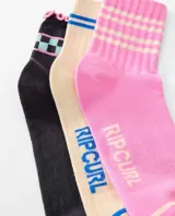 Pack de tres pares de medias Rip Curl, en colores rosado, beige y negro, con diseño acanalado en el puño y la inscripción de la marca en el lateral.
