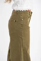 Jean de corte flare con tiro medio, confeccionado en tejido de algodón con costuras verticales decorativas en el frente.