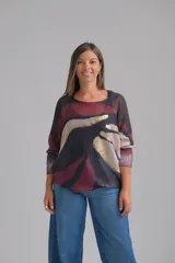 Sweter de tejido de punto fino con diseño abstracto en tonos bordó, negro y detalles en dorado. Presenta cuello redondo, mangas largas y un corte holgado.