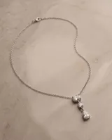 Collar de acero con colgante de tres circonias: una ovalada en la parte superior, una pequeña redonda en el centro y una circonia en forma de lágrima en la base.