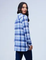 Camisa de Robert Louis en tejido soft a cuadros beige, blanco y gris. Tiene cuello con solapa, abertura central con botones, mangas largas regulables con presilla y botón, bolsillos delanteros aplicados, ruedo lateral con abertura y botones.