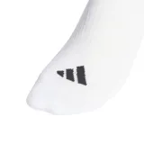 Pack de tres pares de medias deportivas Adidas de media caña, color blanco con las icónicas tres tiras en negro en la parte superior y logo de la marca en la puntera. Cuentan con plantilla acolchada y refuerzo en el arco plantar.
